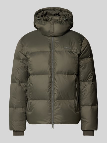 Produktfoto, Regular Fit Daunenjacke mit abnehmbarer Kapuze von CK Calvin Klein in Olive, Stehkragen, Zweiwege-Reißverschluss, uni, Webware, wasserabweisend, Label Patch, elastische Abschlüsse, Reißverschlusstaschen