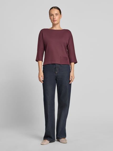 Kobiece modele nosi damski t-shirt z mieszanki bawełny i elastanu Marc Cain, krój regular fit, okrągły dekolt, rękaw o dł. 3/4, długość tyłu w rozmiarze 36: 52 cm, widok całej sylwetki z przodu.