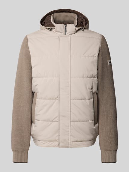 Produktfoto, Strickjacke mit Steppnähten und Kapuze von bugatti, Mieszanka materiałów z dodatkiem wełny, krój regular fit, pikowanie, kaptur z tunelem, zamek błyskawiczny kryty, wpuszczane kieszenie, długość tyłu w rozmiarze M: 71 cm, długość rękawów w rozmiarze M: 69 cm