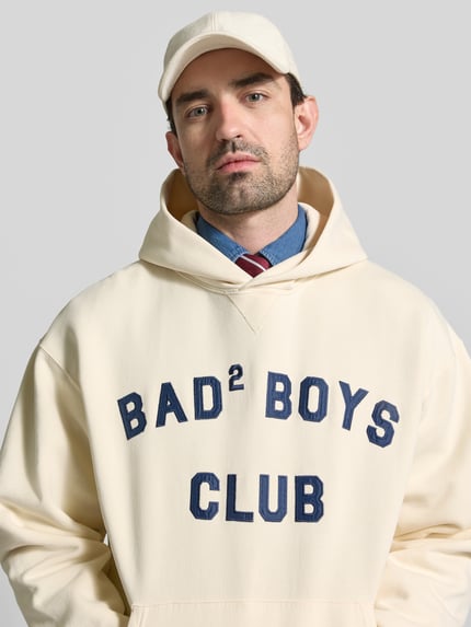 Männermodel trägt Regular Fit Hoodie mit Statement-Print von Dsquared2, Reine Baumwolle, Känguru-Tasche, elastische Abschlüsse, Nahaufnahme Oberkörper.