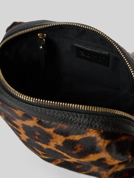 Produktfoto, Kosmetiktasche aus echtem Leder Modell 'KAIA' von Abro mit Raubtiermuster, Reißverschluss und Label-Applikation in metallic, Hauptfach und Innenfach mit Reißverschluss, abnehmbarer Trageriemen, Maße: 23x15x8 cm, Schulterriemen 130 cm.