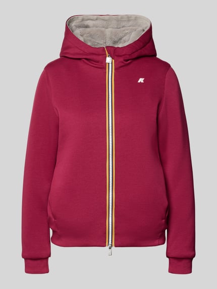 Produktfoto, Sweatjacke mit Futter aus Kunstfell und Zweiwege-Reißverschluss von K-WAY in Dunkelrot, Material-Mix mit Stretch und Kapuze, Logo auf der Brust, sichtbarer Zweiwege-Reißverschluss, Kunstfellfutter als Innenmaterial, strukturierte Oberfläche, reguläre Passform
