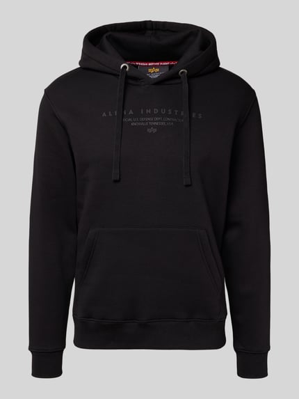 Produktfoto, Relaxed Fit Hoodie aus Baumwoll-Mix mit Label-Detail von Alpha Industries, schwarzer Herren Hoodie mit Känguru-Tasche, Kapuze, Baumwoll-Mix, Vorderseite, Rückenlänge 68 cm, Ärmellänge 74 cm