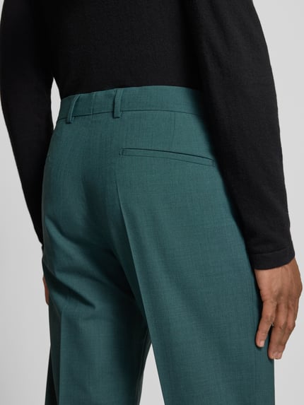 Männermodel trägt Straight Leg Anzughose aus Woll-Mix Modell 'MELWIN' von Strellson in uni grün, feine webstructuur, detailaufnahme Rückansicht