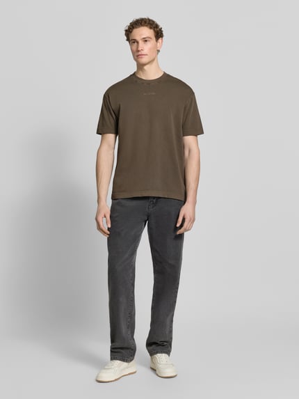 Männermodel trägt Relaxed Fit T-Shirt aus reiner Baumwolle von Marc O'Polo, Optik: Unifarben, Label-Patch, Rundhals, Kurzarm, Materialverarbeitung: Heavy Jersey, Ganzkörperansicht von vorne