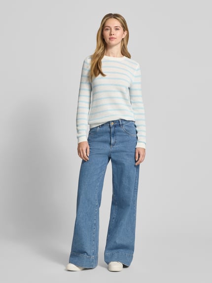 Frauenmodel trägt Strickpullover mit Rundhalsausschnitt Modell 'DALO' von Vila aus reiner Baumwolle im Slim-Fit, Ganzkörperansicht von vorne.