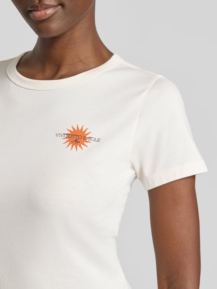 Frauenmodel trägt Regular Fit T-Shirt aus reiner Baumwolle Modell 'DELORIS_5' von HUGO, cremefarben, weiche Struktur, Damen T-Shirt, Nahaufnahme Oberkörper.