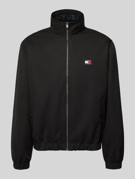 Produktfoto, schwarzer Regular Fit Blouson von Tommy Jeans mit Stehkragen, Label Patch, elastischen Abschlüssen und Eingrifftaschen