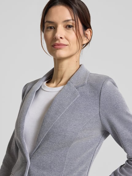 Frauenmodel trägt Regular Fit Blazer mit Reverskragen Modell 'Kate' von ICHI aus Baumwoll-Mix, Paspeltaschen, Knopfverschluss, Nahaufnahme Oberkörper.