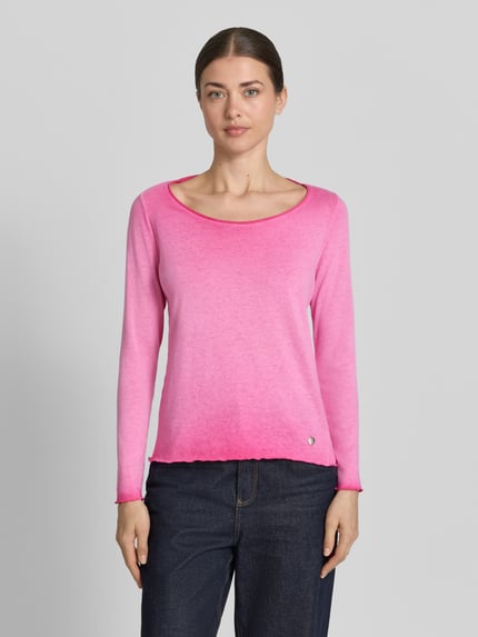 Kobiece modelka nosi Strickshirt mit Label-Detail und Muschelsaum od Smith and Soul, bawełniany miks, prosty krój, okrągły dekolt, różowy kolor, długość tyłu w rozmiarze S: 62 cm, długość rękawa w rozmiarze S: 59 cm, widok całej sylwetki z przodu