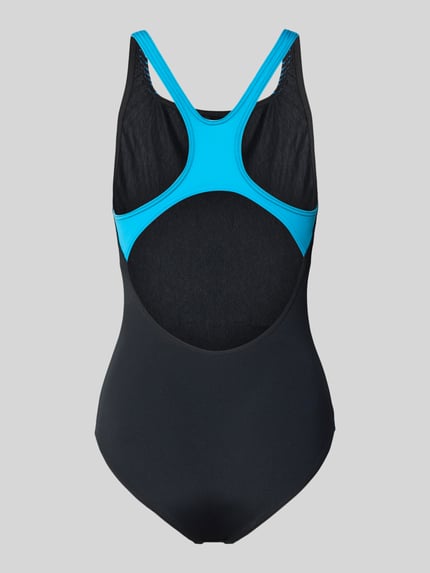 Vrouwenmodel draagt Slim Fit badpak met logoprint van Arena, zwarte basis met blauwe accenten, ronde hals, mouwloos design, geheel achteraanzicht.