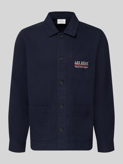 Produktfoto, Regular Fit Hemdjacke aus reiner Baumwolle von Les Deux in Dunkelblau mit Kentkragen, aufgesetzten Taschen und Label-Stitching
