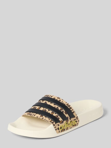 Produktfoto, Badeschuhe mit Animal Print Modell 'ADILETTE SHOWER' von adidas Sportswear, Optik: Unifarben, Schuhspitze Rund, flache Absatzform, Animal-Print, Label-Prägung, strukturierte Sohle