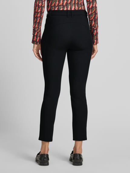 Vrouwenmodel draagt Slim Fit smalle broek met viscose-aandeel Model 'SILEA' van Marc Cain, effen kleuren, deelnaad, labeldetail, mid waist, riemlussen, ritszakken, webware. Ganzkörperansicht Rückansicht.