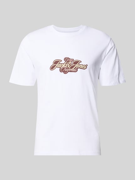 Produktfoto, weißes T-Shirt mit braunem Label-Print Modell 'CASSIS' von Jack & Jones, reine Baumwolle, Regular Fit, Rundhalsausschnitt.