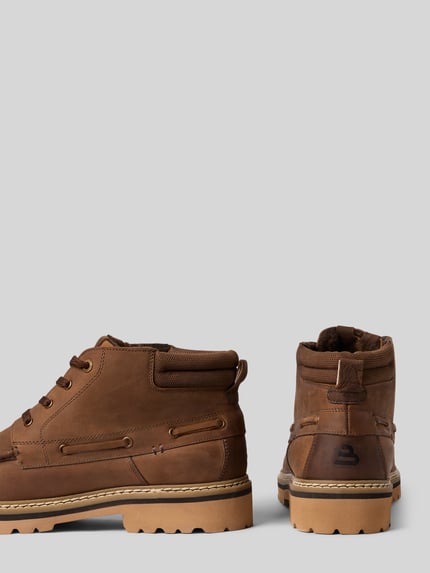 Produktfoto, braune Stiefel / Boots aus echtem Rindsleder von BULLBOXER mit markanter Sohle und Ziernähten auf hellem Hintergrund