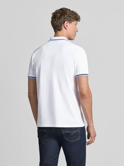 Männermodel trägt Slim Fit Poloshirt mit Kontraststreifen und Reißverschluss von MCNEAL aus Baumwoll-Elasthan-Mix, Rückenlänge 73 cm, Ganzkörperansicht Rückansicht.