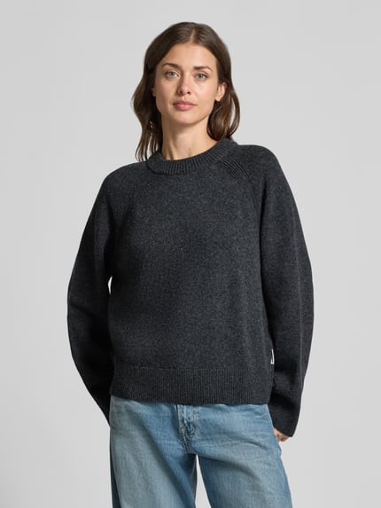 Kobiece modelka nosi Loose Fit Pullover aus reiner Wolle od ARMEDANGELS, ciemnoszary, tekstura dzianiny, prosta forma, z przodu, zdjęcie całopostaciowe od przodu.