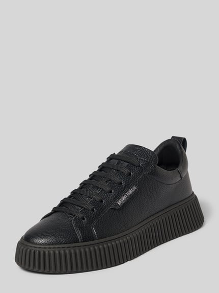 Produktfoto, Sneaker aus Leder Modell 'HOPPER' von Antony Morato, heren sneakers van echt leer met afgeronde punt, vetersluiting, labeldetail, hakhoogte maat 44: 5 cm, schachthoogte maat 44: 8 cm, schachtbreedte maat 44: 7 cm, zwart met grove textuur, ribbelzool.