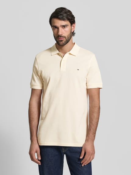 Mężczyzna nosi Koszulkę polo Regular Fit Poloshirt mit Stitching od Christian Berg Men z czystej bawełny, krój regular fit, listwa guzikowa, haft, długość tyłu w rozmiarze M: 70 cm, jasny kolor, gładka tekstura, przód, ujęcie górnej części ciała