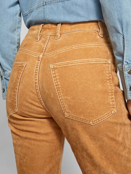 Vrouwenmodel draagt Bootcut Fit Jeans aus Baumwoll-Mix van Rabanne in camel met 5-pocketmodel, mix van katoen en viscose, Used-look, detailopname rug.