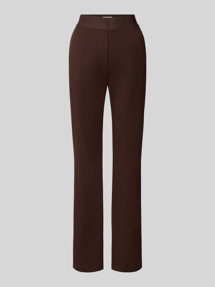 Produktfoto, braune Flared Cut Hose aus Viskose-Mix mit Gesäßtaschen von Christian Berg Woman, glatte Textur, Damen Hose, neutraler Hintergrund