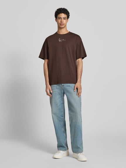Männermodel trägt Regular Fit T-shirt mit logostitching van KARL KANI, heren t-shirt, ronde hals, met korte mouwen, ruglengte maat M 74 cm, ganzkörperansicht van voren