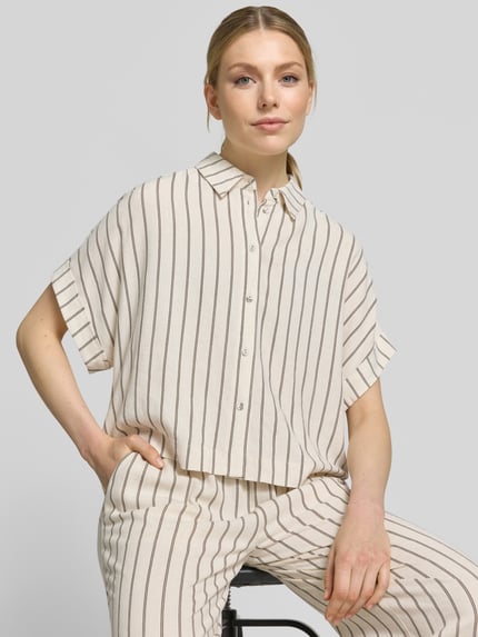 Frauenmodel trägt Boxy Fit Leinenbluse mit Allover-Muster Modell 'VIVA' von Selected Femme im Streifenmuster, Viskose-Leinen-Mix, Hemdblusenkragen, einreihige Knopfleiste, Rückenpasse, Kurzarm mit fixiertem Umschlag, Optik:Allover-Muster, Ganzkörperansicht von vorne.