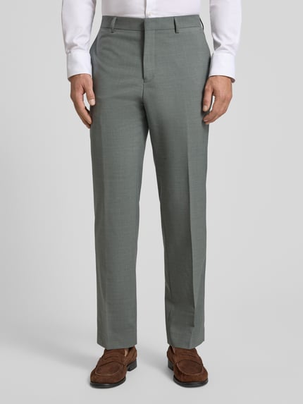 Männermodel trägt Slim Fit Anzughose mit Woll-Anteil Modell 'Awesley' von Matinique, Material-Mix, Hakenverschluss, Ganzkörperansicht von vorne