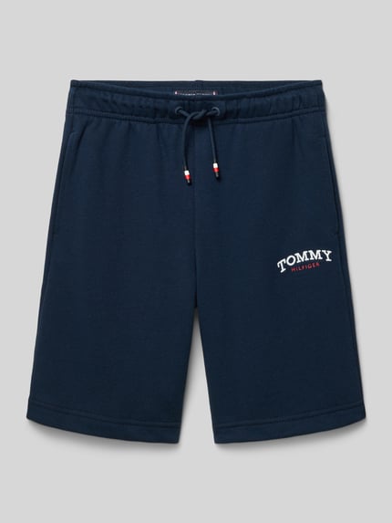 Produktfoto, Regular Fit Sweatshorts aus Baumwoll-Mix von Tommy Hilfiger Teens in Optik: Unifarben mit Label-Print, Logo-Stitching, Tunnelzug, seitlichen Eingrifftaschen, Gesäßtasche und Materialverarbeitung: Sweat, Farbe Dunkelblau