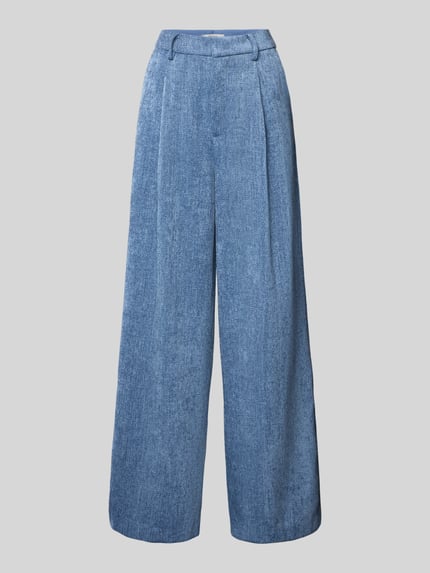 Produktfoto, Wide Fit Stoffhose in Denim-Optik Modell 'Zvally' von Gestuz mit Bundfalten, Gesäßtasche, Haken- und Reißverschluss