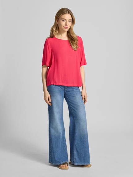 Kobiece model prezentuje Relaxed Fit T-Shirt aus reiner Viskose Modell 'Marrakech' od ICHI, różowy, z okrągłym dekoltem, jeansy, Ganzkörperansicht von vorne.