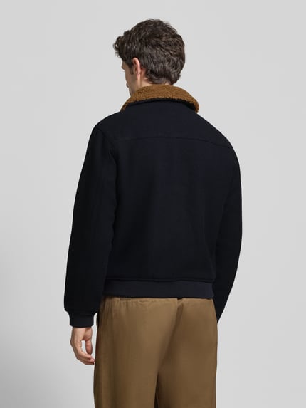 Männermodel trägt Regular Fit Jacke mit Umlegekragen und Reißverschluss von JACK & JONES Premium, Woll-Materialmischung, Ganzkörperansicht Rückansicht