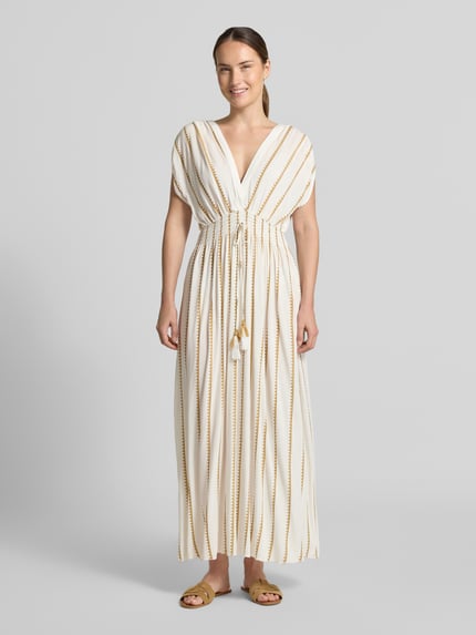 Frauenmodel trägt Maxikleid aus reiner Viskose von ZABAIONE mit V-Ausschnitt, Zierbändern und Streifenmuster, Ganzkörperansicht von vorne.