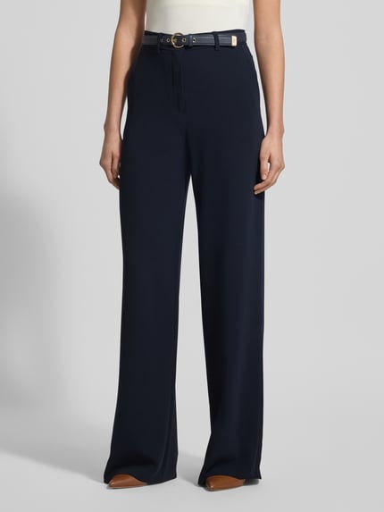 Männermodel trägt Regular Fit Weite Hose mit Gürtel Modell 'TAMICO' von Max Mara, jednokolorowy, krój regular fit, spodnie materiałowe, szlufki na pasek, pasek, wyhaftowane logo, wpuszczane kieszenie, kieszenie z tyłu, zapięcie na haftkę i zakryty zamek błyskawiczny, wykończenie materiału: tkanina, Ganzkörperansicht von vorne