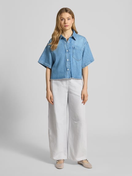 Frauenmodel trägt Relaxed Fit Hemdbluse mit Lyocell-Anteil Modell 'Zuri' von Raffaello Rossi, Denim-Optik, Ganzkörperansicht von vorne.
