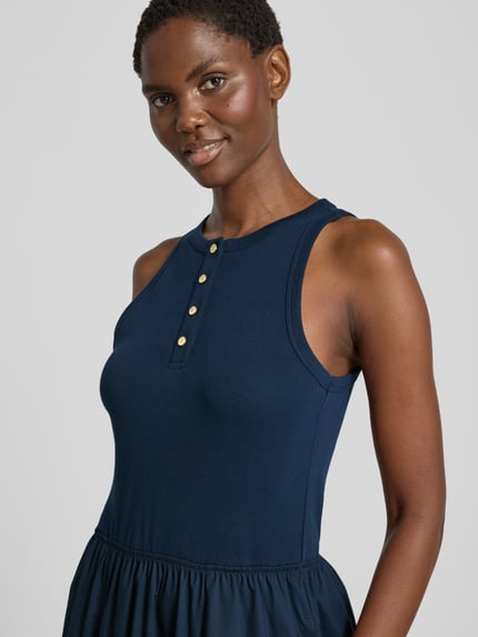 Frauenmodel trägt A-Linie Freizeitkleid aus reiner Baumwolle von Tommy Hilfiger in Dunkelblau mit Knopfleiste, Nahaufnahme Oberkörper. Damen Freizeitkleid von Tommy Hilfiger