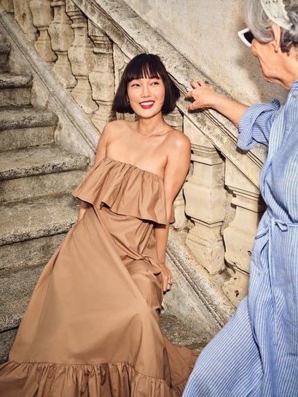 Frauenmodel trägt Tailliertes Trägerloses Kleid aus reiner Baumwolle von Essentiel Antwerp, Optik: Unifarben, Maxi-Länge, Volant, Materialverarbeitung: Popeline, Nahaufnahme Oberkörper.