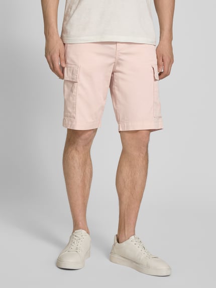 Männermodel trägt Relaxed Fit Cargoshorts aus Baumwoll-Mix Modell 'SISLA' von BOSS Orange, Optik: Unifarben, Label-Patch, Ganzkörperansicht von vorne.