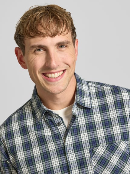 Männermodel trägt Casual Fit Freizeithemd aus reiner Baumwolle Modell 'RENNES' von Pepe Jeans, kariertes Muster, Nahaufnahme Oberkörper, Herren Freizeithemd von Pepe Jeans.