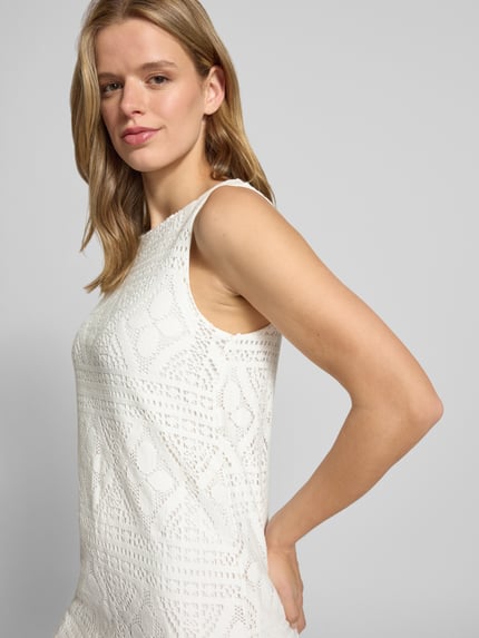 Frauenmodel trägt Körpernahes Freizeitkleid aus Baumwoll-Mix Modell 'BONNIE' von Pieces, Optik: Unifarben, Struktur, breite Träger, U-Boot-Ausschnitt, Mini, Nahaufnahme Oberkörper.