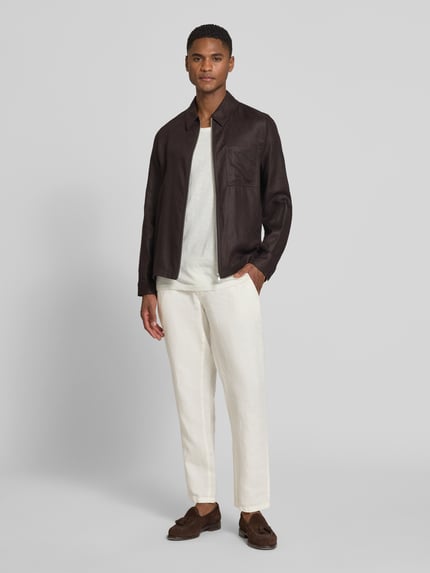 Männermodel trägt Slim Fit Leinenhose aus reinem Leinen Modell 'Fabio' von Brax in Optik: Unifarben, Ganzkörperansicht von vorne.