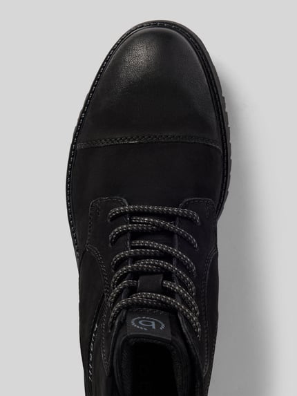 Produktfoto, Boots aus Leder mit Reißverschluss Modell 'Caj' von bugatti, schwarze Farbe, abgerundete Spitze, strukturierte Oberfläche