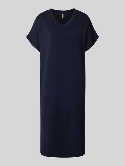 Produktfoto, T-Shirt-Kleid mit V-Ausschnitt von Soyaconcept in Dunkelblau, gerader Schnitt, Material-Mix mit Modal, Midikleid, glatte Textur