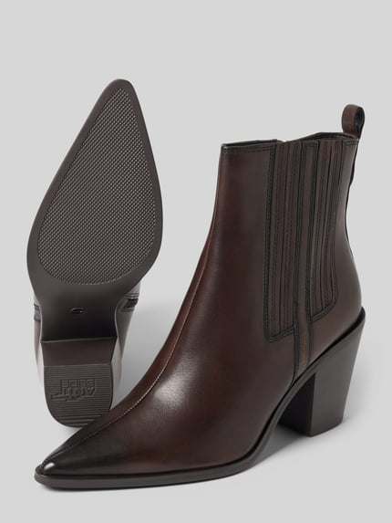 Produktfoto, Stiefelette aus Rindnappa mit Blockabsatz von TAMARIS, dunkelbraunes Leder, spitze Schuhspitze, strukturierte Gummisohle, sichtbare Nähte und Reißverschluss, Label-Prägung, schlichte unifarbene Optik.