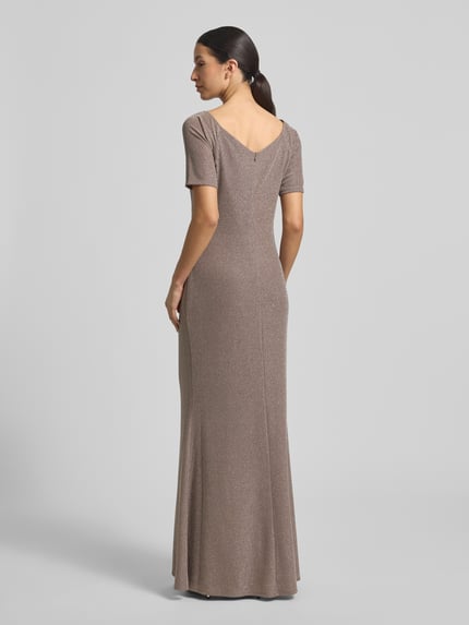 Frauenmodel trägt Abendkleid mit Raffungen von Vera Mont in schimmerndem Material-Mix mit Stretch-Anteil, Maxikleid, Ganzkörperansicht Rückansicht.