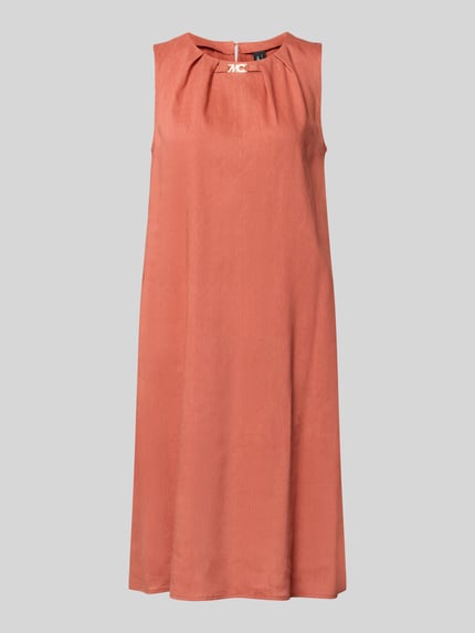 Produktfoto, Knielanges Businesskleid aus Leinen-Mix mit Label-Detail von Marc Cain in gedecktem Rostrot, Straight Fit, feine Struktur, Rundhalsausschnitt mit Raffungen, Rückseitiger Schlüsselloch-Ausschnitt, Rückenlänge bei Größe 36: 98 cm, Brustweite bei Größe 36: 44 cm, Damen Businesskleid, Leinen-Mix mit Viskose-Anteil