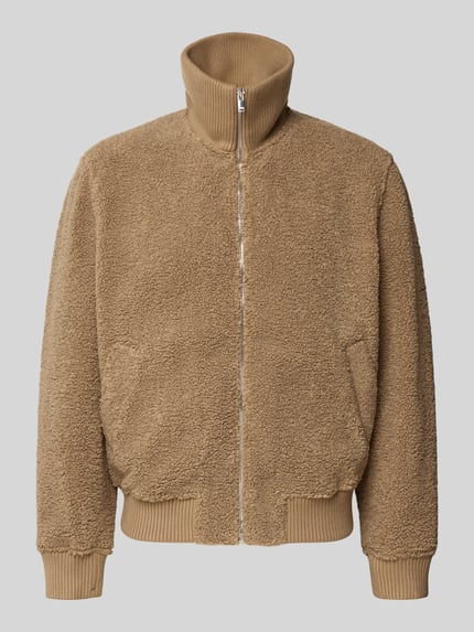 Produktfoto, Jacke mit Stehkragen und Reißverschluss Modell 'GRALON' von DRYKORN aus beigem Teddybont, regular fit, Steekzakken, rechte vormen, grove textuur, context: Heren jack, Teddybont, regular fit, opstaande kraag, ritssluiting, steekzakken, ruglengte maat M 66 cm, schouderbreedte 46 cm, borstwijdte 68 cm, mouwlengte 64 cm