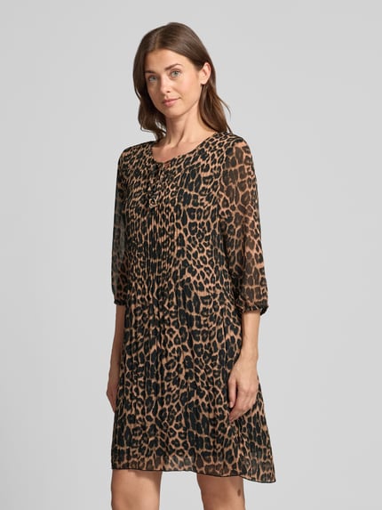Frauenmodel trägt Knielanges Kleid mit Schlüssellochausschnitt von ZABAIONE, krój relaxed fit, efekt: w fałdy, rękaw o dł. 1/2, Długość do kolan, Długość tyłu w rozmiarze S: 93 cm, Szerokość w rozmiarze S: 47 cm, Długość rękawów w rozmiarze S: 44 cm, motyw zwierzęcy w odcieniach brązu i czerni, Ganzkörperansicht von vorne