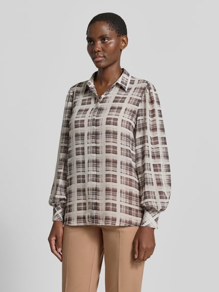 Männermodel trägt Loose Fit Langarmbluse mit Hemdblusenkragen von Jake*s Collection, wzór w kratę, beżowo-brązowe kolory, Ganzkörperansicht von vorne